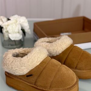 BearPaw Tan and Cream Women's Slippers SIZE 6( EU 37)